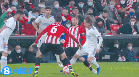 巴萨在塞维利亚对阵贝蒂斯的百年对决：历史的延续与未来的碰撞