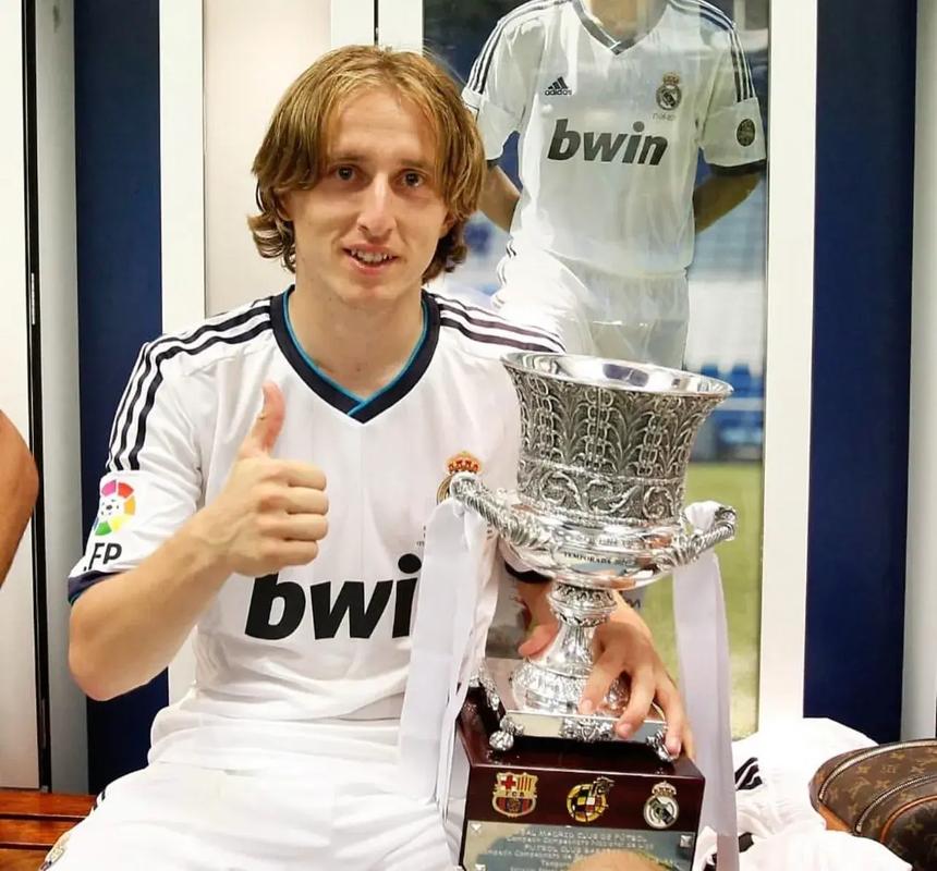 曼联考虑签下巴莱巴，期待填补中场空缺，暂无戈麦斯交易计划。