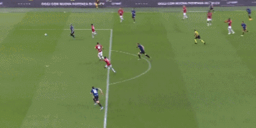 俄极限运动员挑战在1800米高空踢球，进球后做出C罗庆祝动作